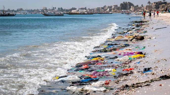 chaque minute 20 tonnes de plastique entrent dans nos océans